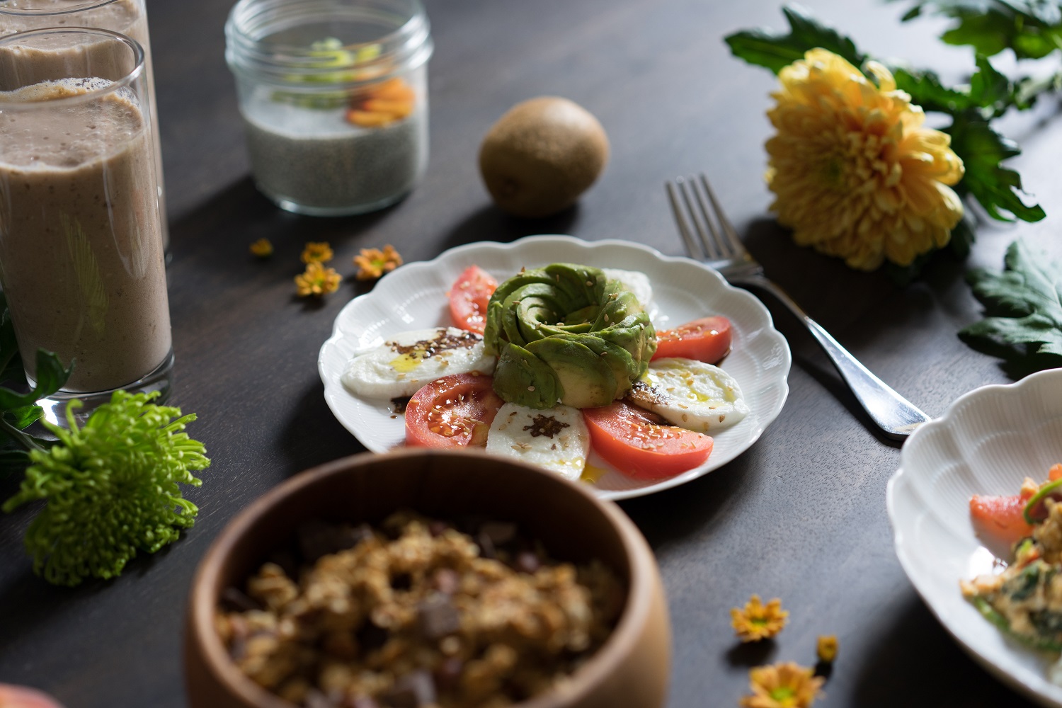 Un tartare avocat mozzarela tomate, brunch sain et végétarien