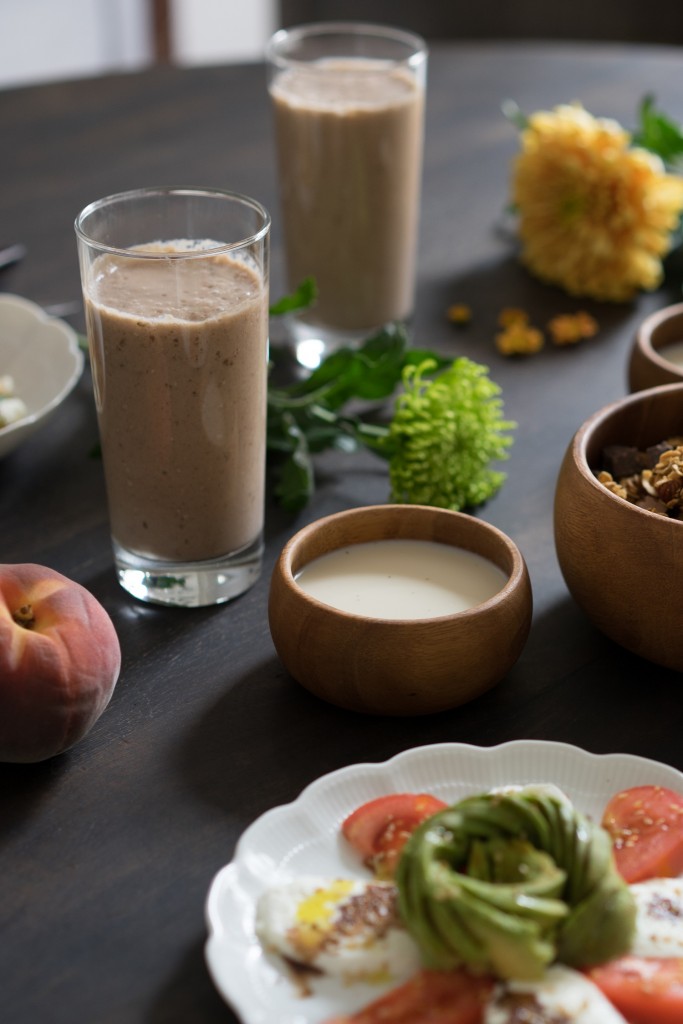 Milkshake vegan à la banane et au sésame noir